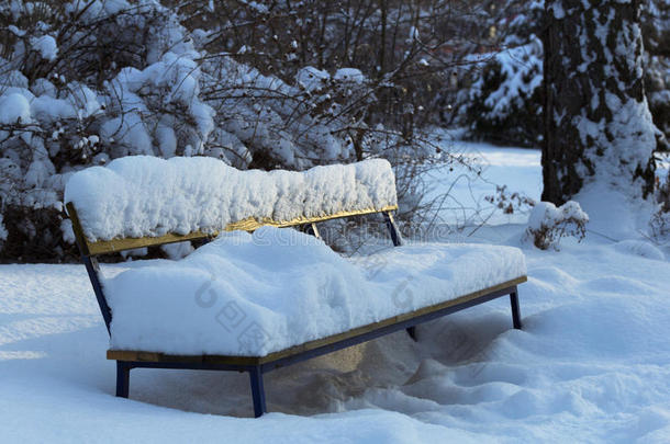 长凳蓝色盖满傍晚霜