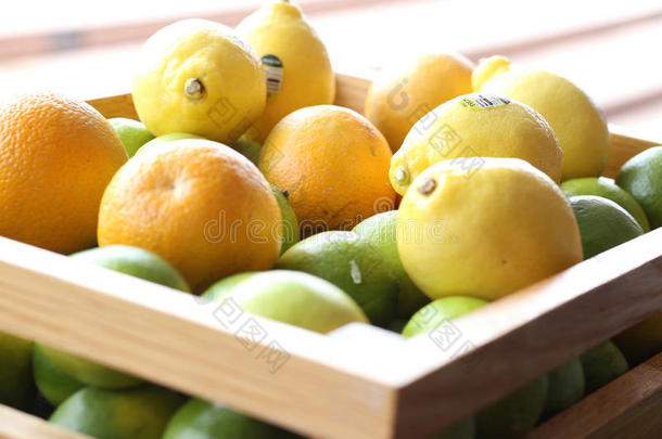 <strong>一箱</strong>新鲜橘子和柠檬