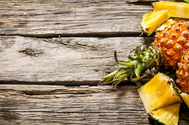 新鲜菠萝切片与<strong>整体</strong>。 在木制背景上。