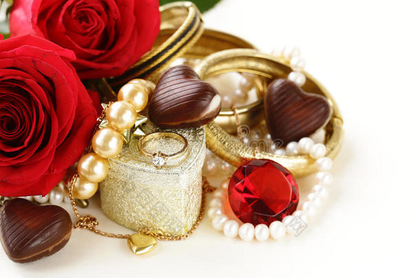 带玫瑰的<strong>黄金珠宝</strong>(珍珠、项链、戒指