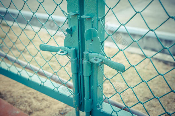 绿色金属栅栏锁与柔和的色调
