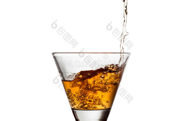 威士忌倒进玻璃杯