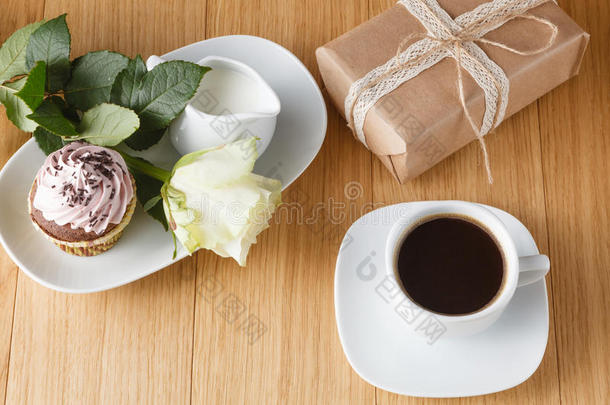 一杯黑咖啡和玫瑰<strong>放在桌面上</strong>