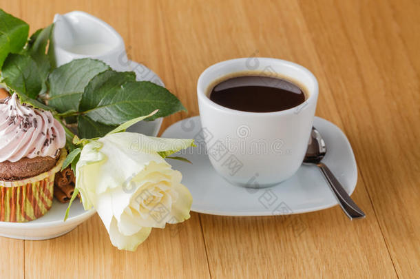 一杯黑咖啡和玫瑰放在桌面上