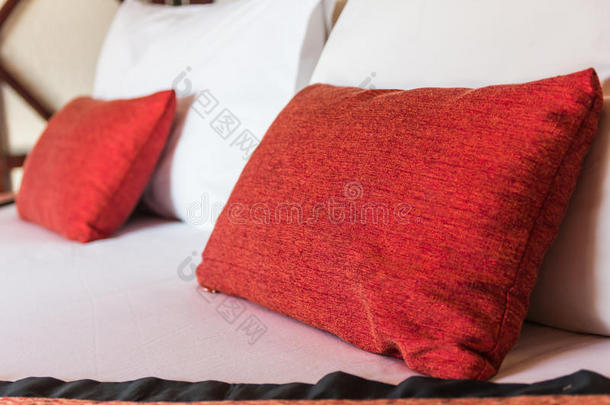 带红色枕头的<strong>双人床</strong>。敏感焦点
