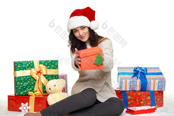 戴着圣诞老人帽子的漂亮女孩，有礼品盒，白色背景