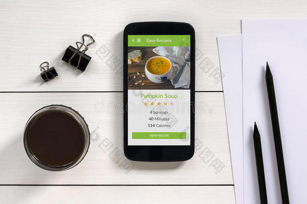 智能手机屏幕上的食品应用程序模拟。 上面的风景