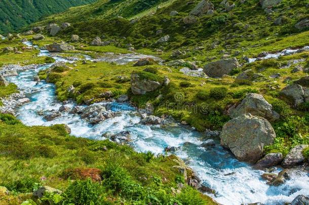 阿尔卑斯山巨石欧洲欧洲的徒步旅行