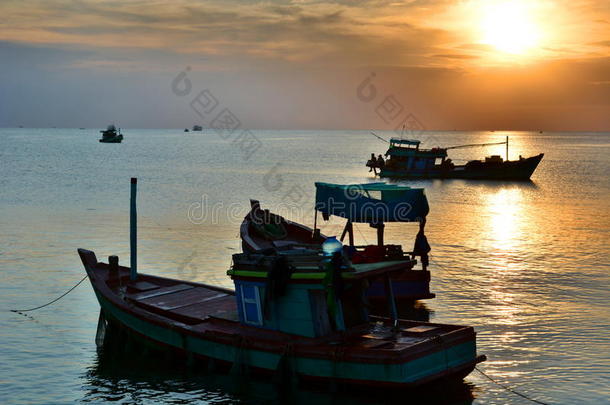 渔船在日落时剪影。 杜东。 胡夸克。 越南