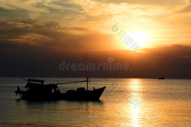 日落时渔船的轮廓。 杜东。 胡夸克。 越南