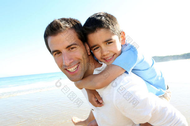 父亲和儿子在海滩上共度美好时光
