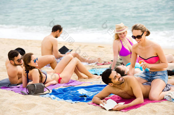 一群人在海滩上晒太阳