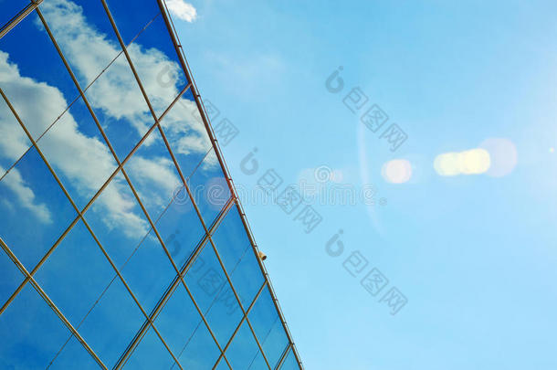 现代商务办公楼的玻璃墙。 抽象拱门