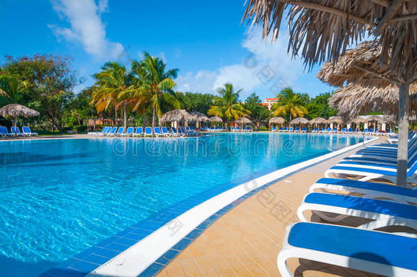 古巴美丽的蓝天假期。 从游泳池看，在瓦拉德罗度假。