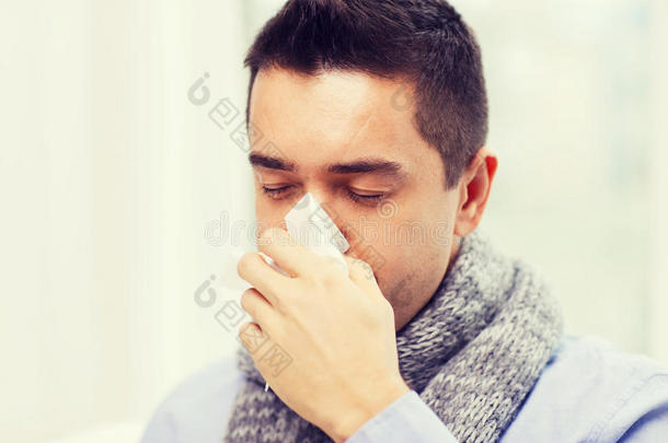 在家里关闭带流感吹鼻子的病人