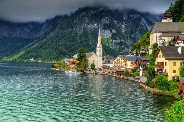 美丽的历史村庄与高山湖，霍尔斯特特，萨尔茨卡默古特地区，奥地利