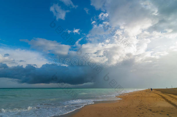 美丽的蓝天假日海滩场景-在古巴的度假海滩上度假。