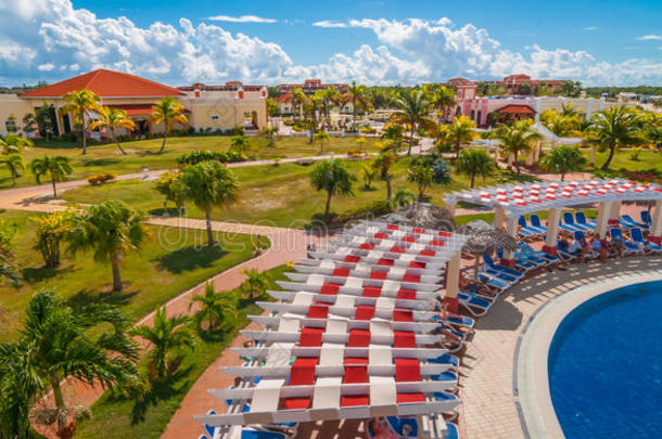 古巴美丽的蓝天假期。 从游泳池看，在瓦拉德罗度假。