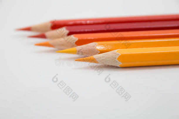 白色背景上的彩色铅笔暖色调