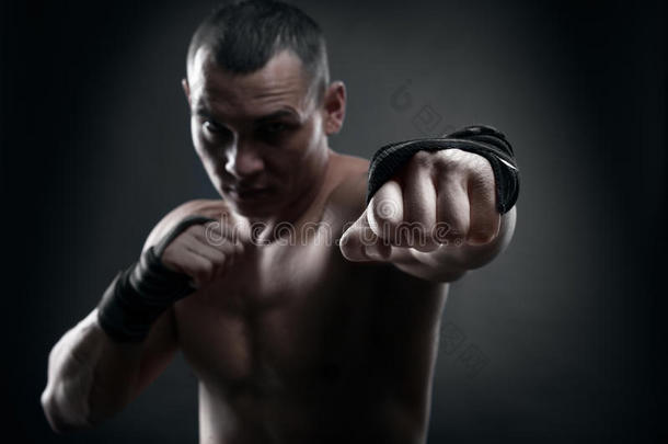 战斗机拳击手和战士的拳头在黑色背景