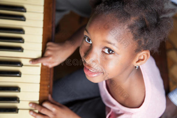 <strong>弹钢琴</strong>的女孩