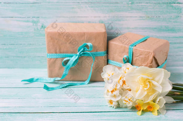 节日礼物盒和花在绿松石漆木上