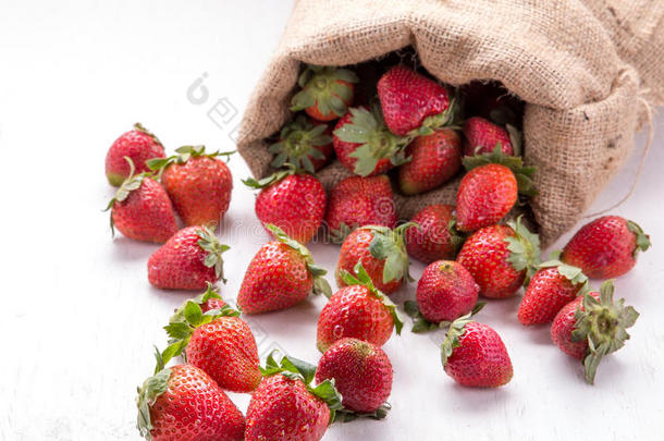 洒满草莓的麻袋
