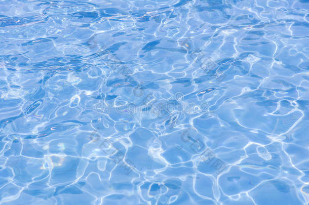 蓝色游泳池，阳光明媚