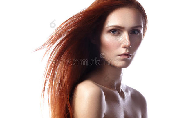 美丽的生姜年轻女人，飞扬的头发和自然的化妆。 直红头发模特的美丽肖像