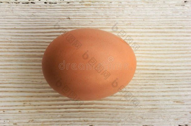 在白色木制背景上的蛋壳中的鸡蛋