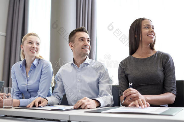 微笑的商务人士在办公室开会