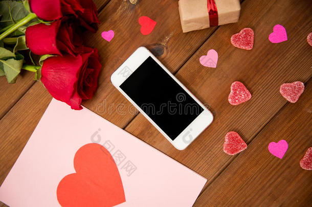 关闭智能手机，礼物，红玫瑰和心