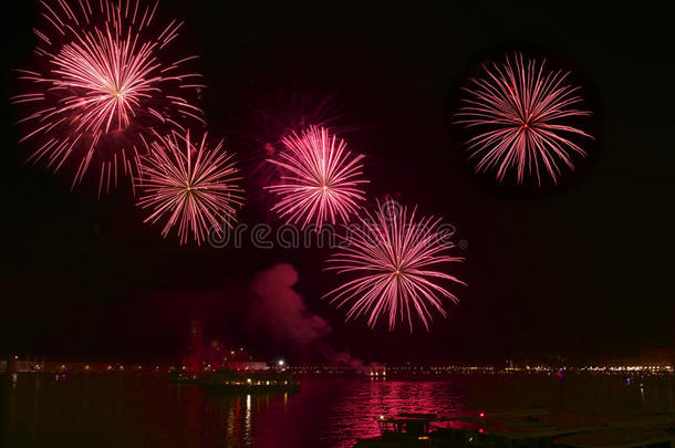 大红色烟花在黑暗的天空中在威尼斯爆炸，新年烟花在威尼斯，7月4日，独立，烟花爆炸，新年，v