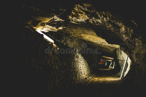 废弃的矿山隧道