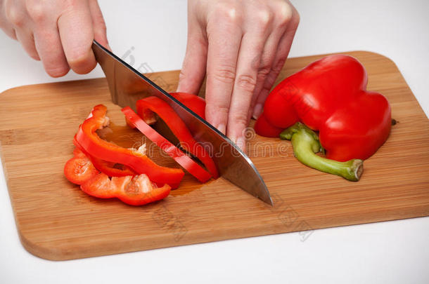 用菜刀在黑板上切蔬菜