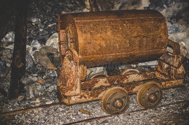 废弃的生锈的矿车