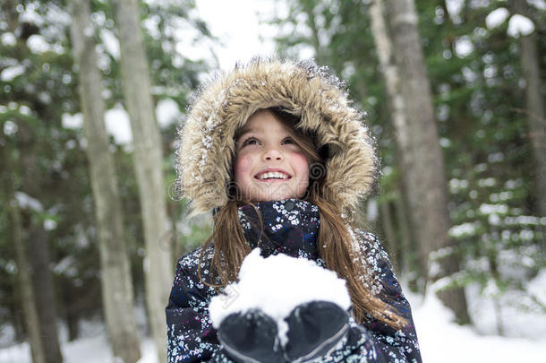穿冬天衣服的女孩。 快乐的孩子在外面的照片