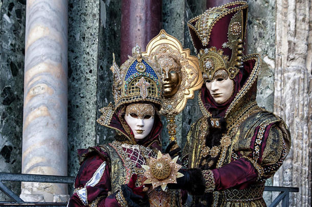一对夫妇带着美丽的狂欢节面具在威尼斯狂欢节