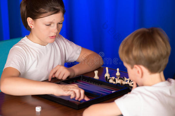 男孩和女孩玩一种叫做双陆棋的棋盘游戏