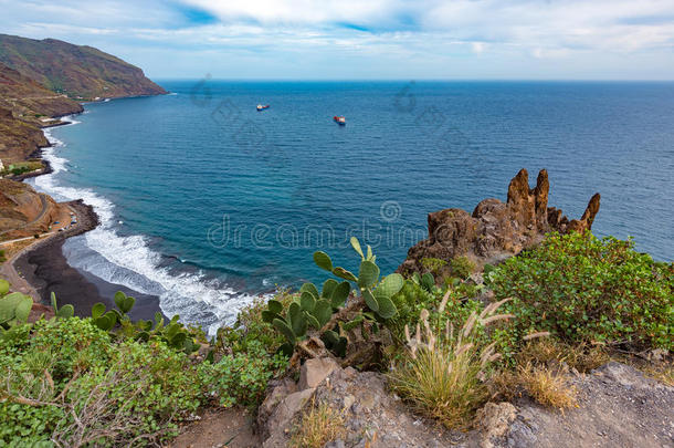 西班牙加那利群岛圣克鲁斯市附近特内里费岛岩石海岸线上的海景。