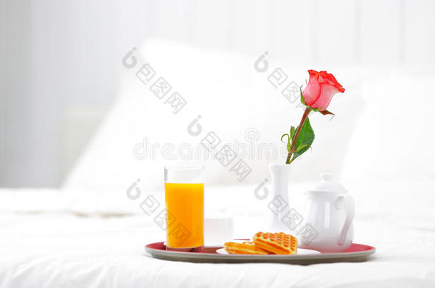 浪漫的床上早餐