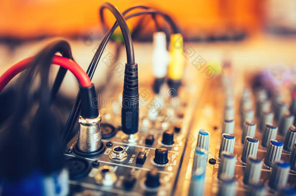 音频插孔和电线连接到音频混合器，音乐<strong>DJ</strong>设备在音乐会，节日，<strong>酒吧</strong>
