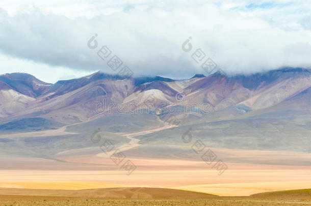 玻利维亚安第斯高原上五颜六色的山脉