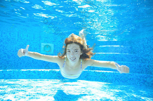 孩子在水下游<strong>泳池里</strong>游泳，快乐活泼的女孩在水下<strong>玩耍</strong>，孩子们运动