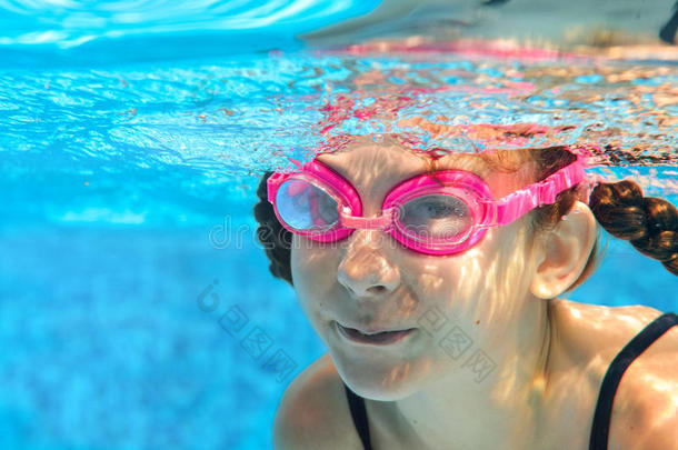 孩子在水下游泳，快乐的活跃女孩在护目镜在水中有乐趣，孩子在家庭度假