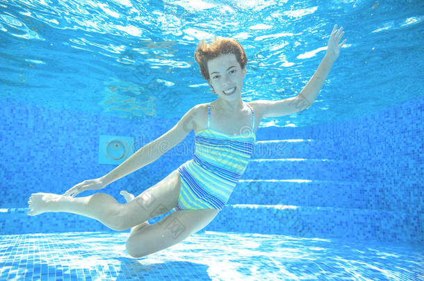 孩子在水下游泳池里游泳，快乐活泼的女孩在水下玩耍，孩子们运动