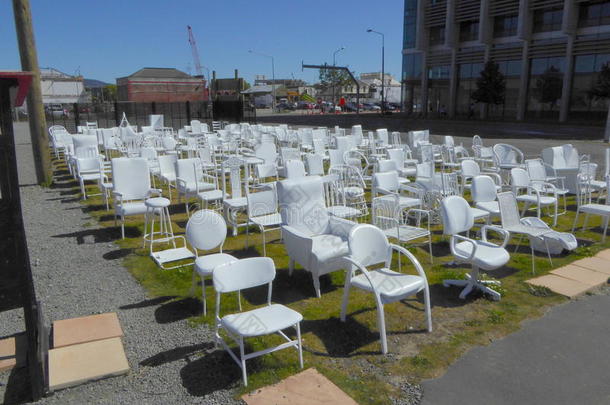 空椅子来纪念地震受害者