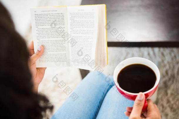 裁剪的女人形象与咖啡阅读书籍