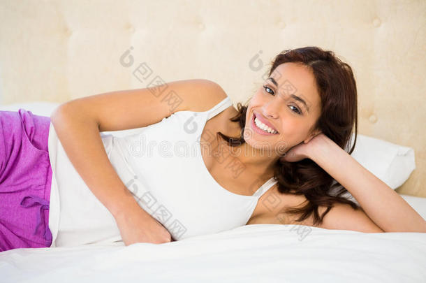 微笑的女人躺在<strong>床</strong>上