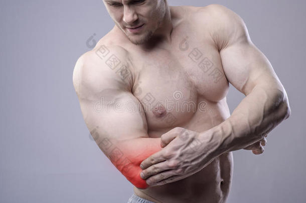 运动肌肉男的肘部有疼痛。 红色的